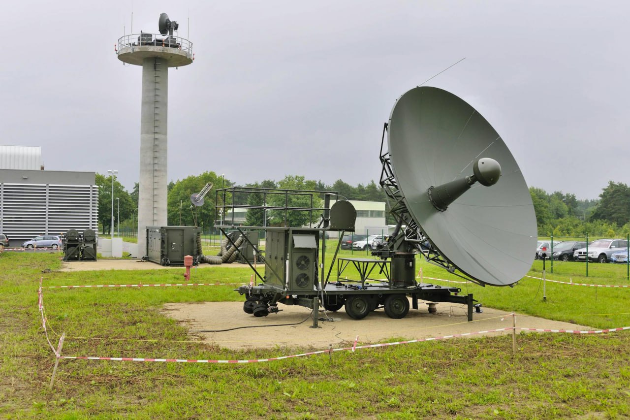 Identical antenna with an RD-2A Mission Control Element in the background