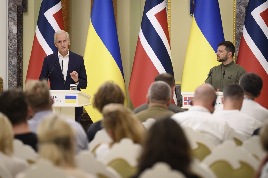 Jonas Gahr Støre, Prime Minister of Norway (left), and President of Ukraine Volodymyr Zelenskyi at joint press conferense in Kyiv, August 24th