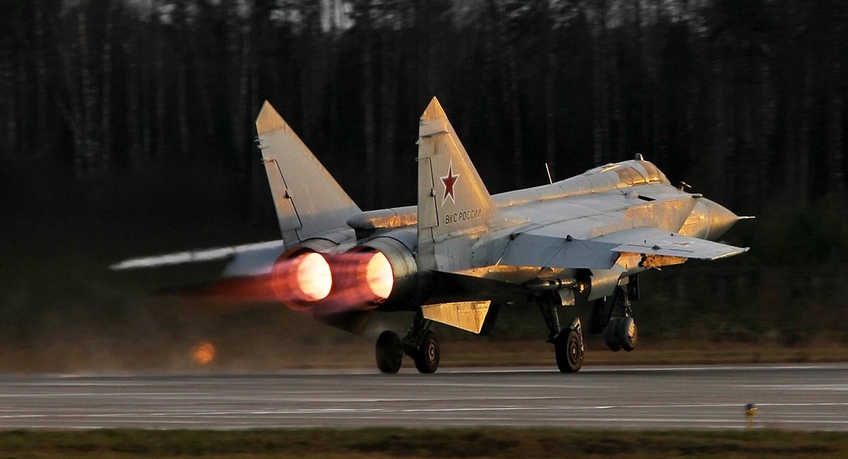 MiG-31 aircraft, Three russian Carriers of Kinzhal Hypersonic Missiles Have Returned to Belarus to Continue Threaten Ukraine, Defense Express