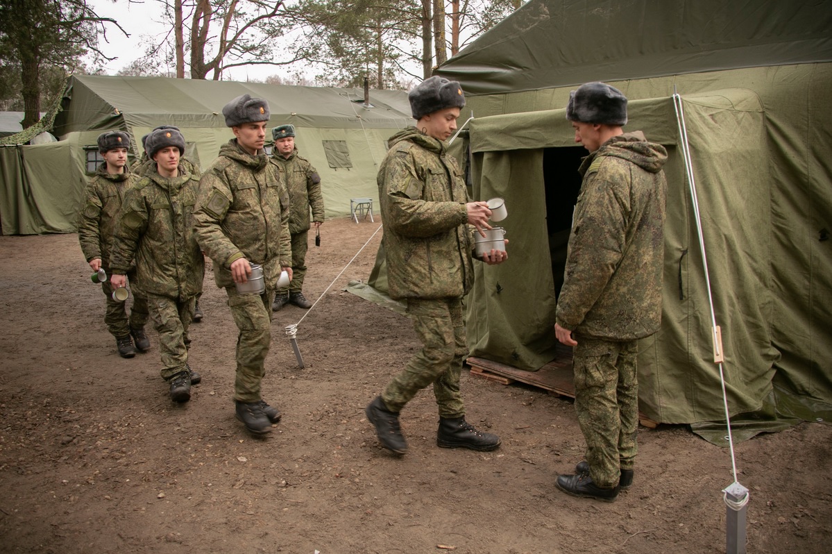 Defense Express / Troops of Russia and Belarus receive nourishment at a camp during 