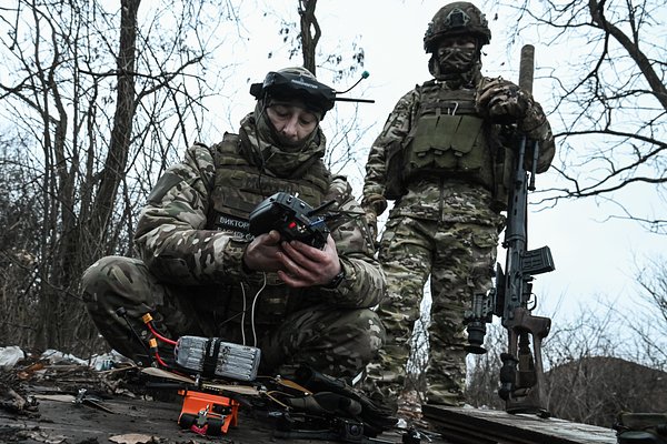 russian occupiers prepare to launch an FPV drone