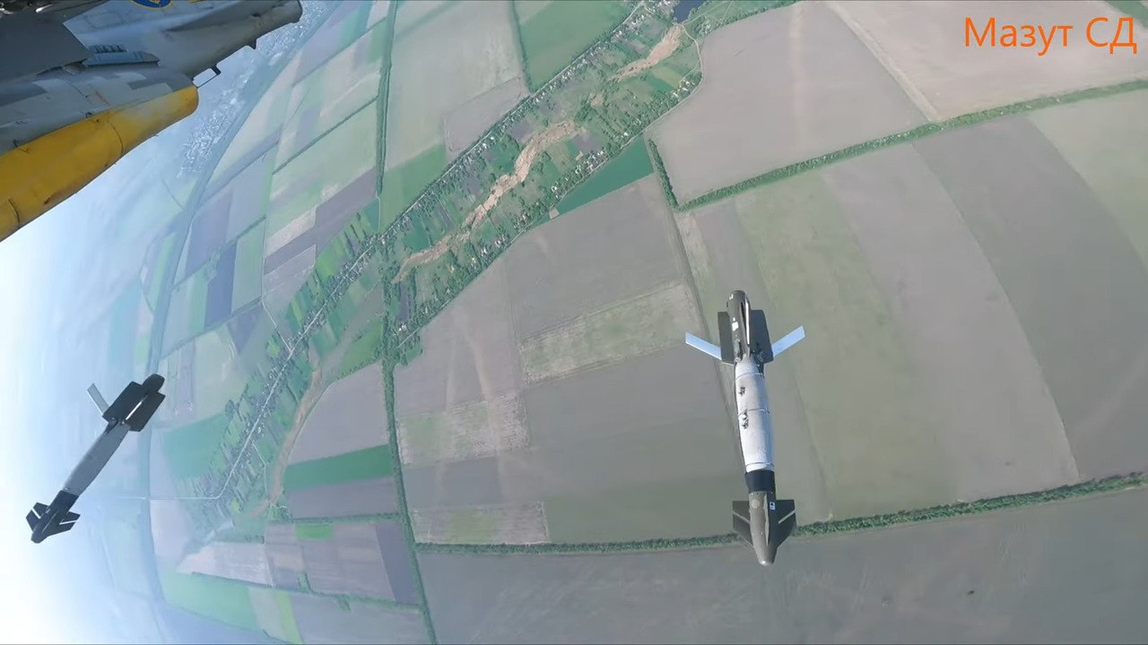 The integration of French AASM 250 Hammer precision-guided bombs into Ukrainian Su-25M1 attack aircraft Defense Express French AASM 250 Hammer Precision-Guided Bombs Integrated with the Su-25M1 Attack Aircraft Showcase the Adaptability (Video)