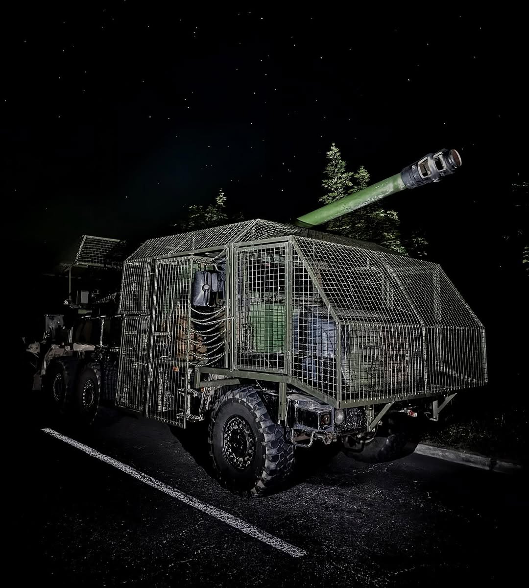 Caesar self-propelled howitzer with additional anti-drone protection / Defense Express / Cope Cage Saves Novator Vehicle and Crew From an FPV Drone