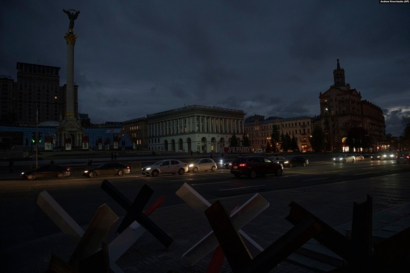 Archive photo: central street in Kyiv with lights out after a russian missile strike on critial infrastructure, photographed in November 2022