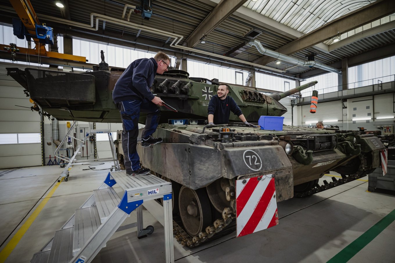 Maintenance of a Leopard 2A6 of the German Army