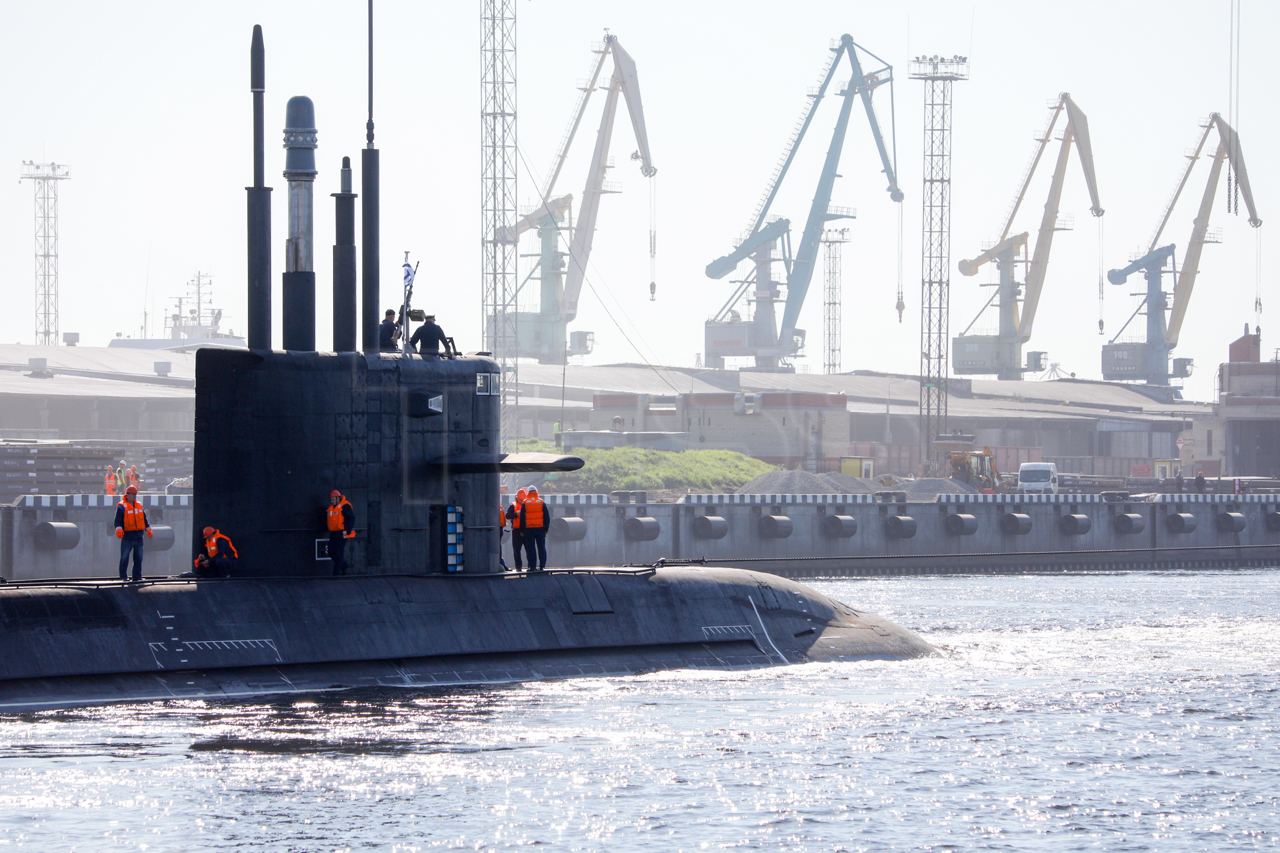 russians Arm Submarines with Machine Guns Against Ukrainian Sea Drones, Defense Express