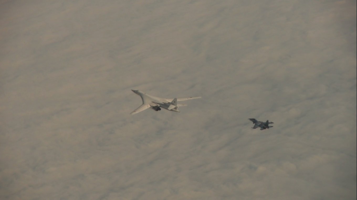 russian bomber Tu-160 in the sky of Belarus, Defense Express