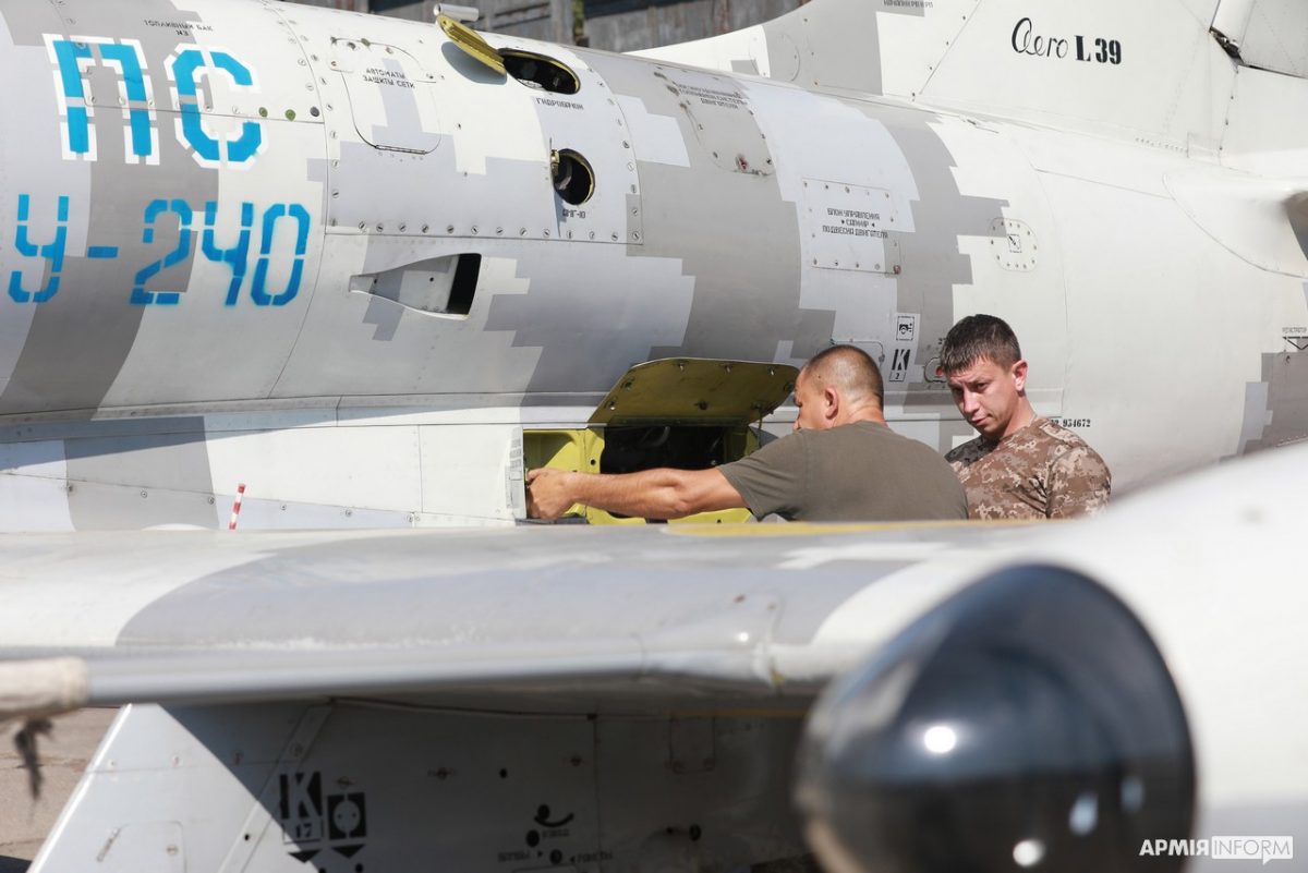 Aircraft technicians of the Ukraine's 40th Tactical Aviation Brigade perform maintenance on the L-39 aircraft, September 14, 2022 / Defense Express / Ukraine and Czechia Will Open an F-16 Pilot Training Center, the Question is Where They Get Trainer Jets