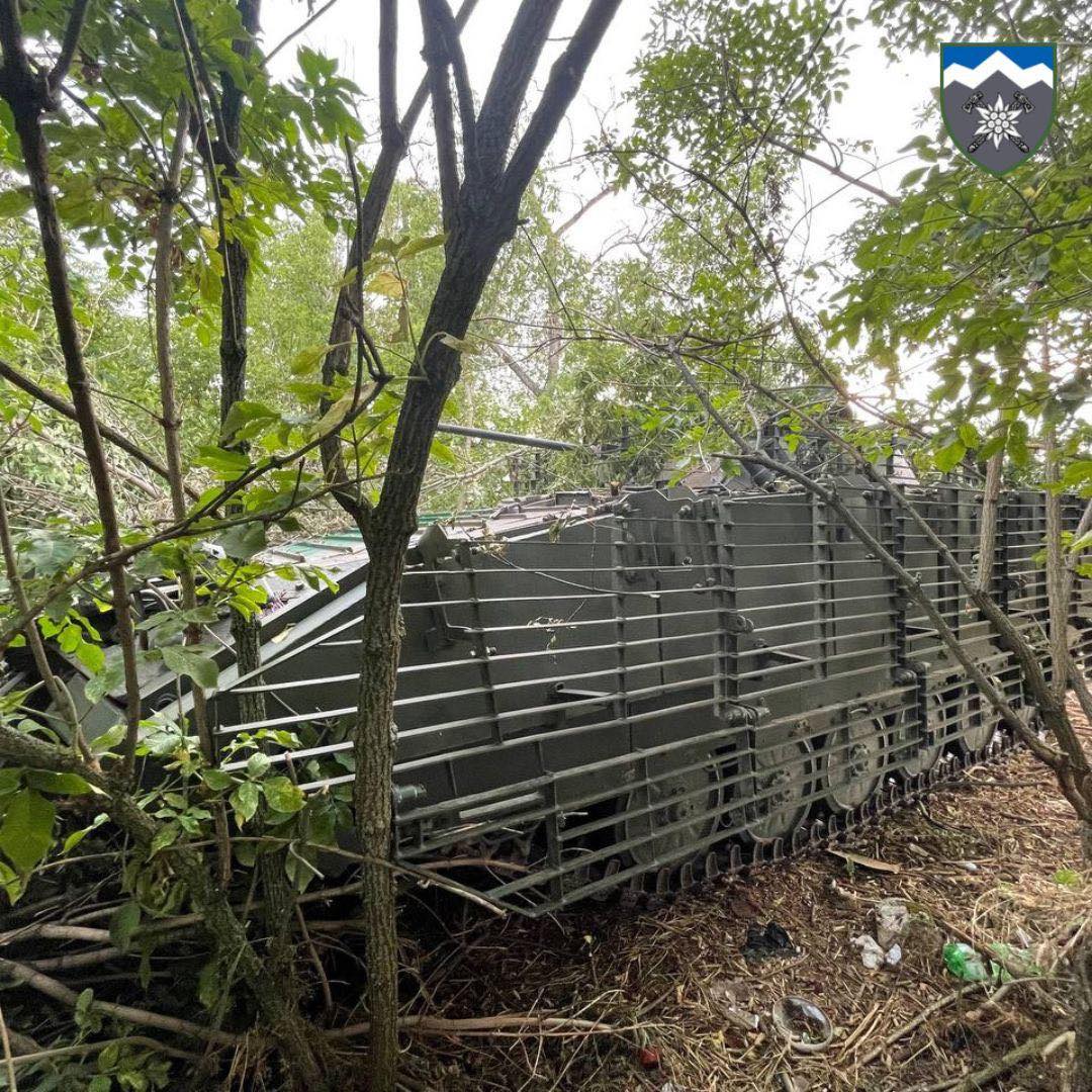 Ukraine’s Military Captured russia’s BMP-2 Equipped With Modern Additional Protection Kit, Defense Express, war in Ukraine, Russian-Ukrainian war