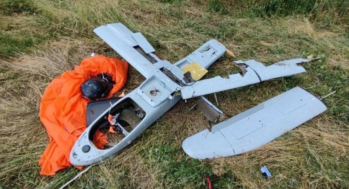 A russian Merlin-VR UAV downd in Ukraine / Defense Express / Two of russia's Most Expensive Merlin Reconnaissance Drones Downed in Less Than Half an Hour