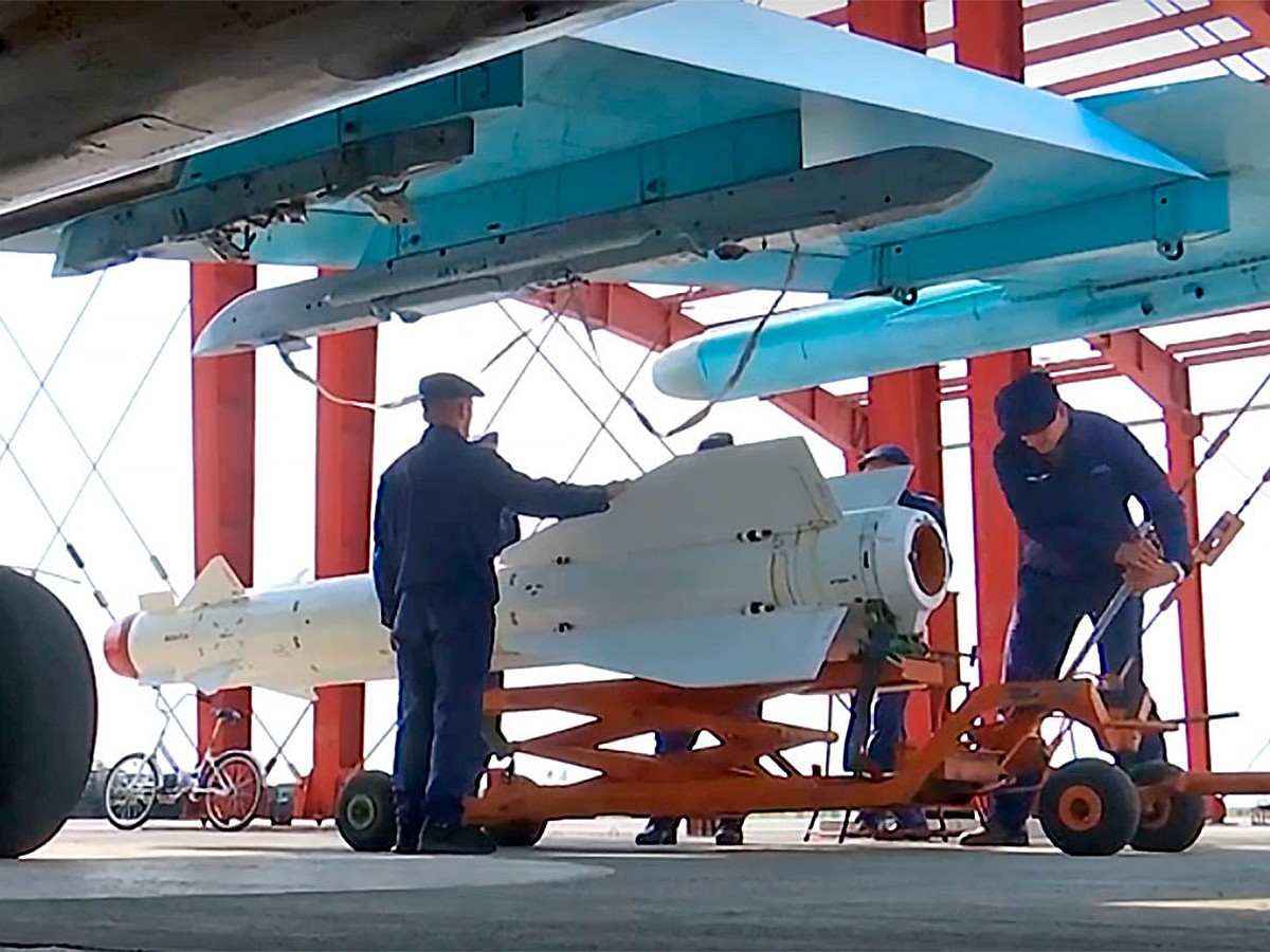 Illustrative photo: russian technicians beside the Kh-29TD missile