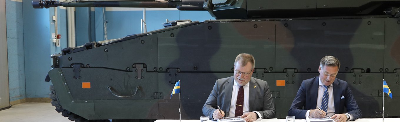 Representatives from BAE Systems, Tommy Gustafsson-Rask, and Swedish FMV Brig. Gen. Jonas Lotsne signing the contract for the supply of new CV90s / Defense Express / Ukraine Will Get Advanced MkIIIC Version of Swedish Combat Vehicle 90