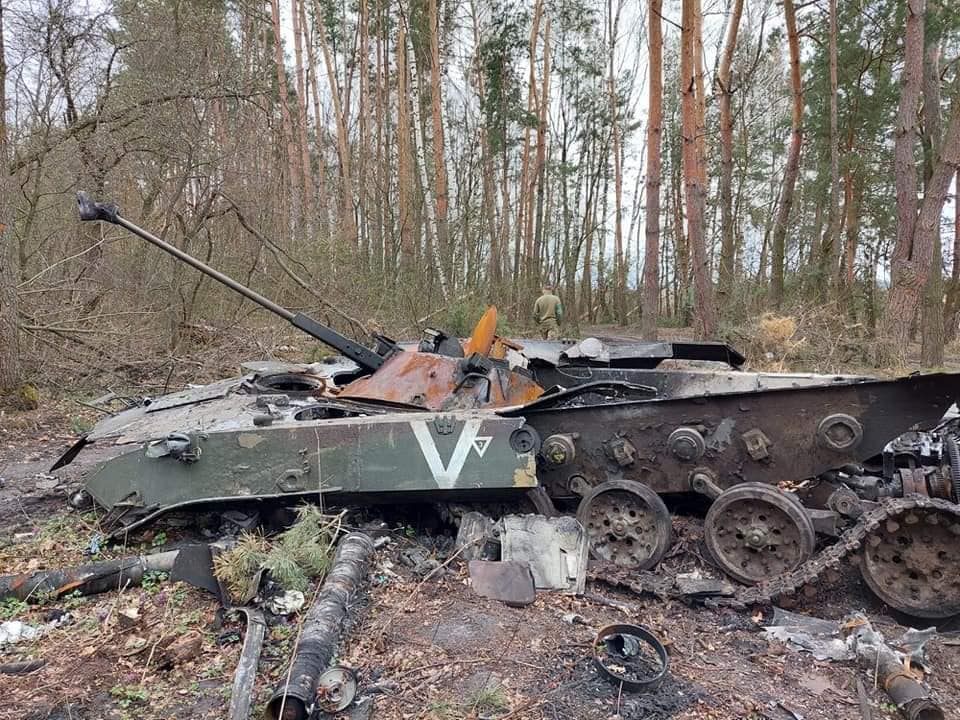Defense Express / Russian tank eliminated by Ukrainian forces. 