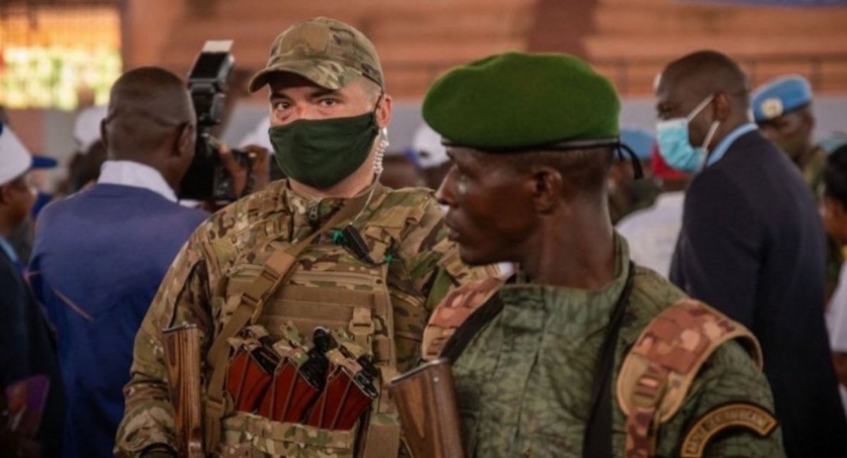 A private security guard from the Wagner group stands next to a Central African Republic soldier during a rally of the United Hearts Movement political party at the Omnisport Stadium in Bangui on March 18, 2022 Defense Express UK Defense Intelligence Reveals Why russia Replaces the Wagner Group with its Africa Corps in Mali