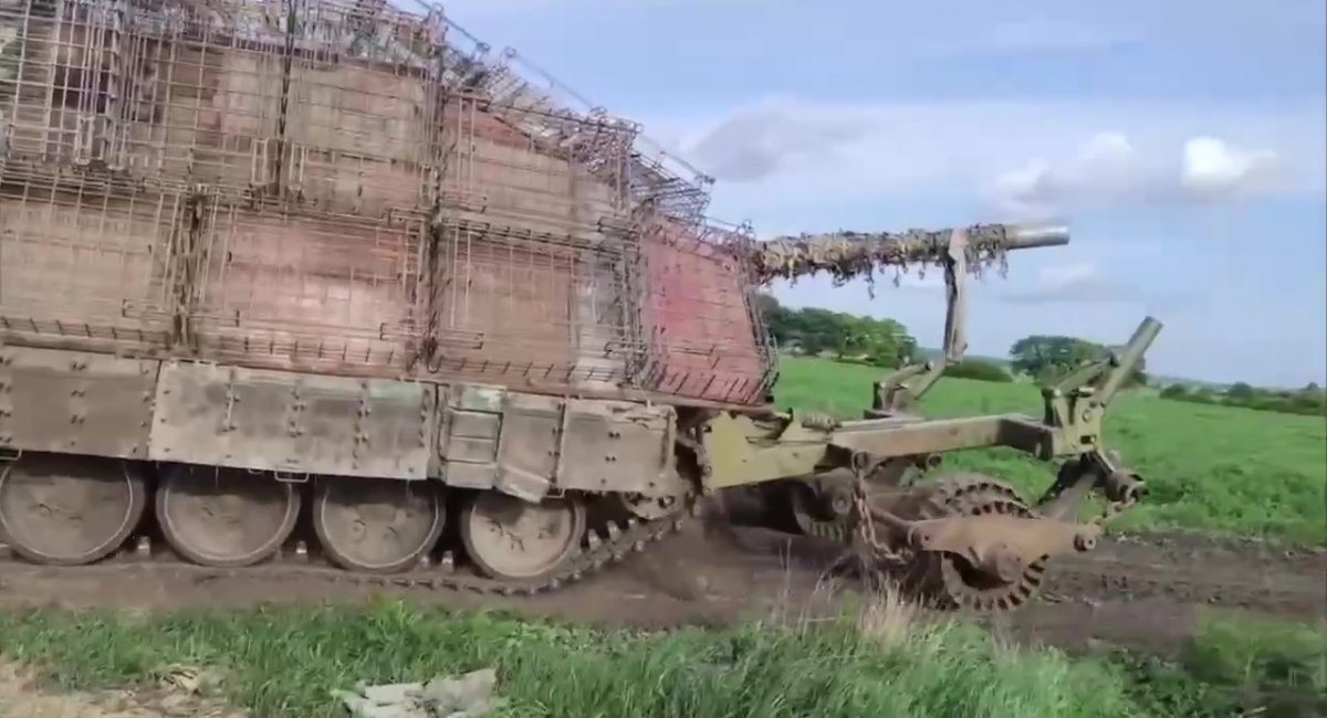 Một đơn vị chiến đấu chứa xe tăng, được lực lượng Nga chiến đấu ở Ukraine giới thiệu, dựa trên chiếc T-72 với máy quét mìn, mùa xuân năm 2024 / Defense Express / Slat Armor Rage không có nghĩa là xe tăng không còn chỗ đứng trong chiến tranh hiện đại