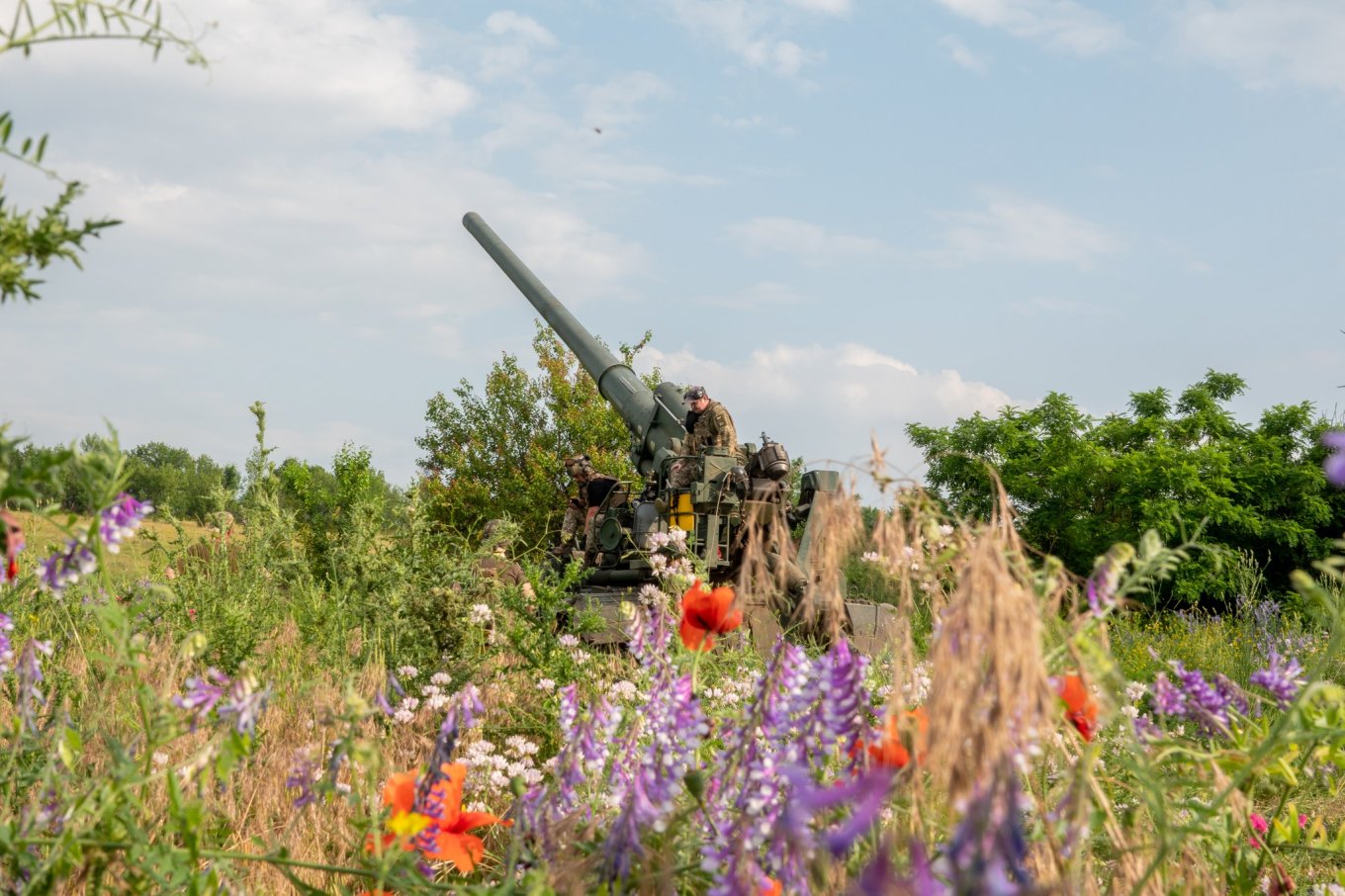 Ukrainian artillerymen fire a 2S7 Pion howitzer, August 2023