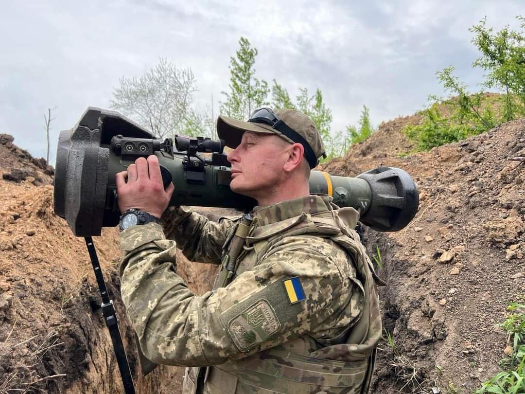 Defense Express / A Ukrainian serviceman with an NLAW anti-tank missile / Over Twenty Attacks Repelled in Donbas and the Weekly Summary from Eastern Ukraine