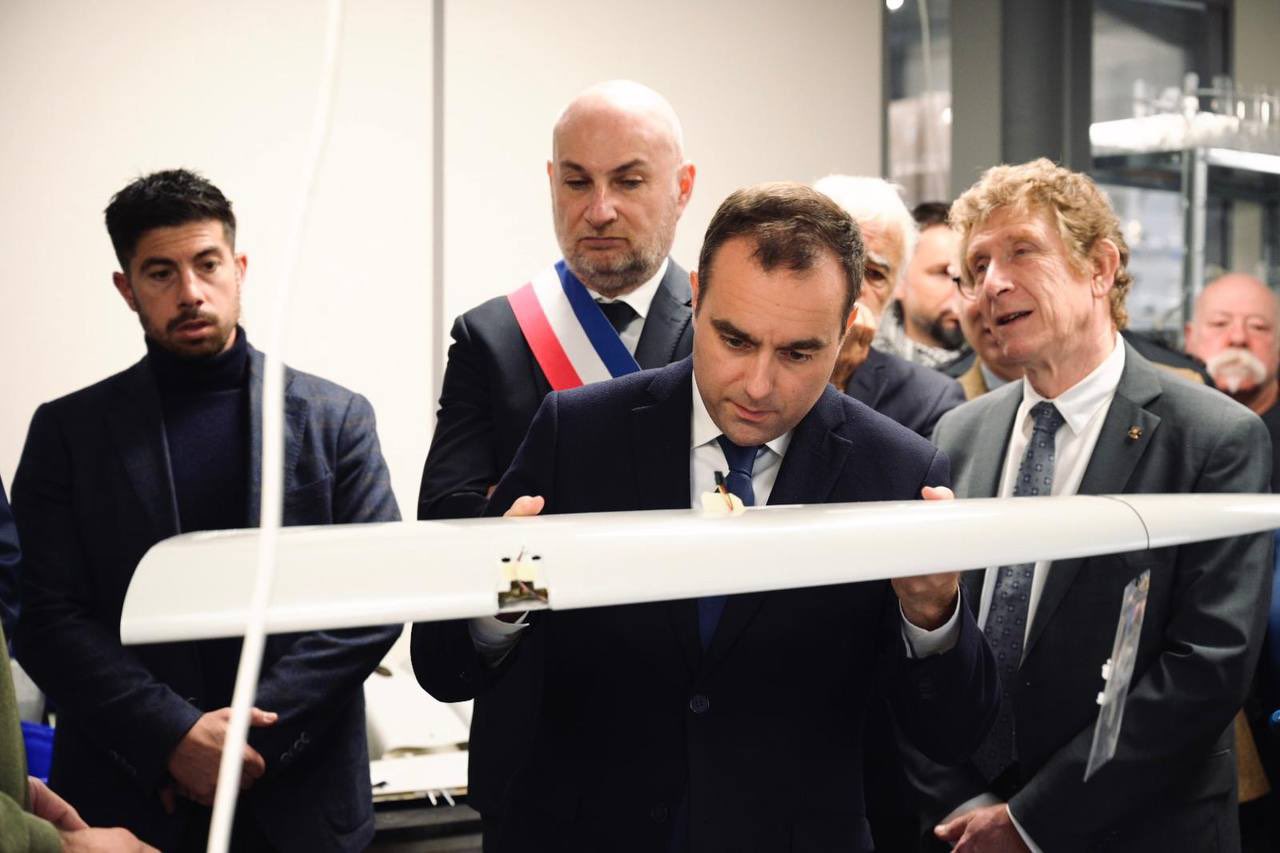 Sébastien Lecornu Minister of Armed Forces of France holds a wing of a UAV, February 2024 / Defense Express / France Promised Drones for Ukraine, Now Considers Using Them, Too