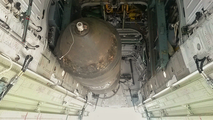 FAB-3000 in the internal bomb bay of a Tu-22M3 / Defense Express / How Possible is to Turn 3-ton FAB-3000 Dumb Superbomb into a Smart Glide Munition and Which Aircraft can Lift It