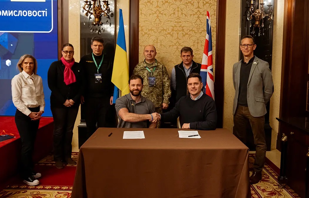 Respresentatives of BAE Systems, AMS Integrated Solutions Ltd., and the Ukrainian defense industry during the signing of the contract at the UK–Ukraine Defense Industrial Partnership Conference, December 18