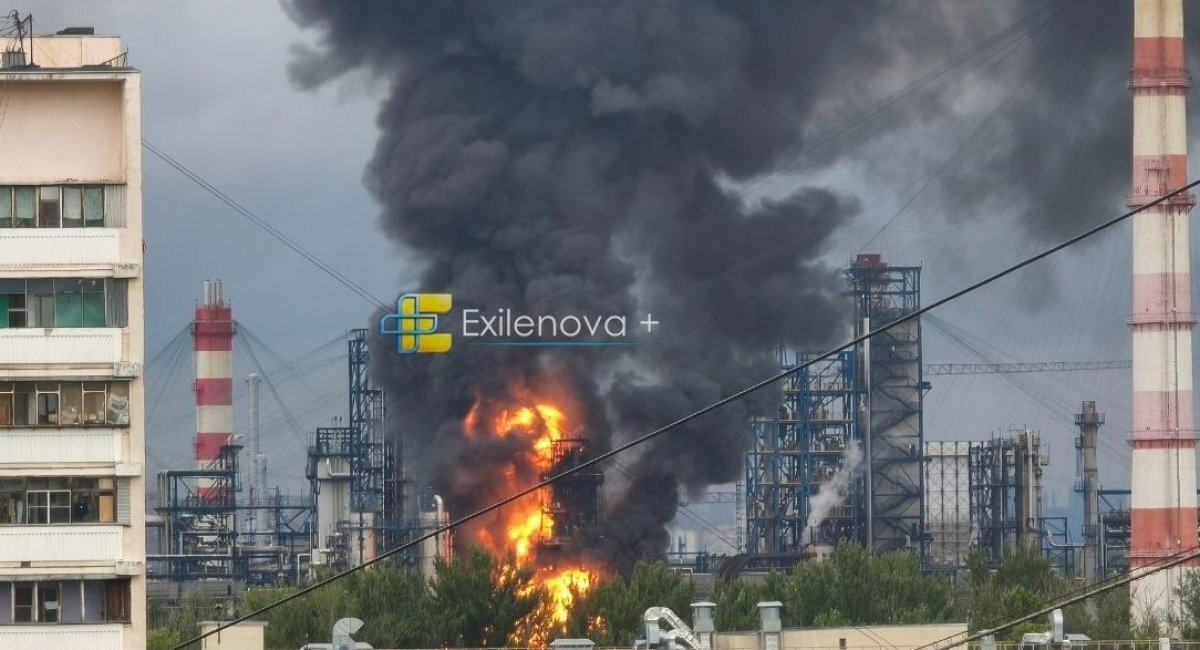 The Moscow oil refinery on fire after Ukrainian drones struck it / Photo credit: t.me/exilenova_plus