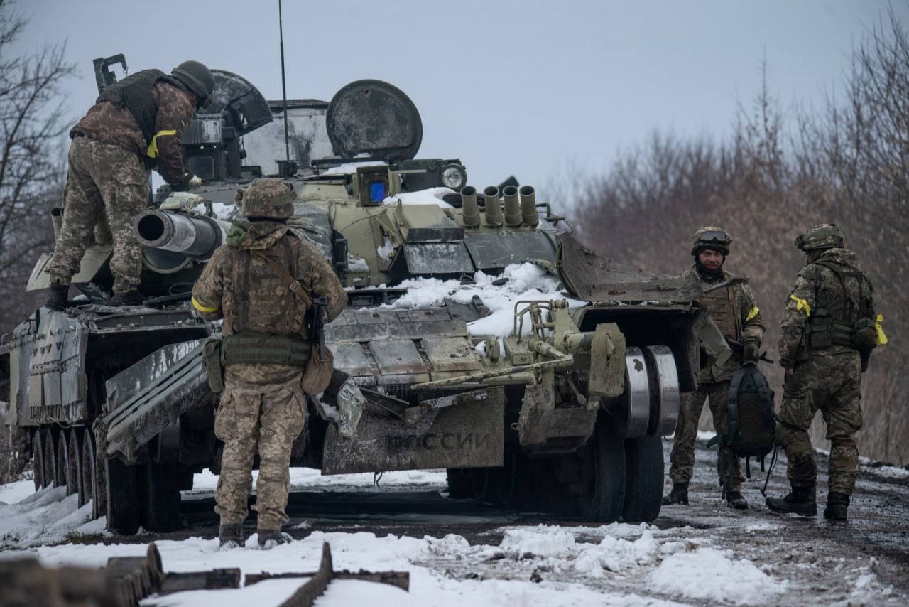 Ukrainian soldiers inspecting a destroyed Russian tank / Open-source representative photo