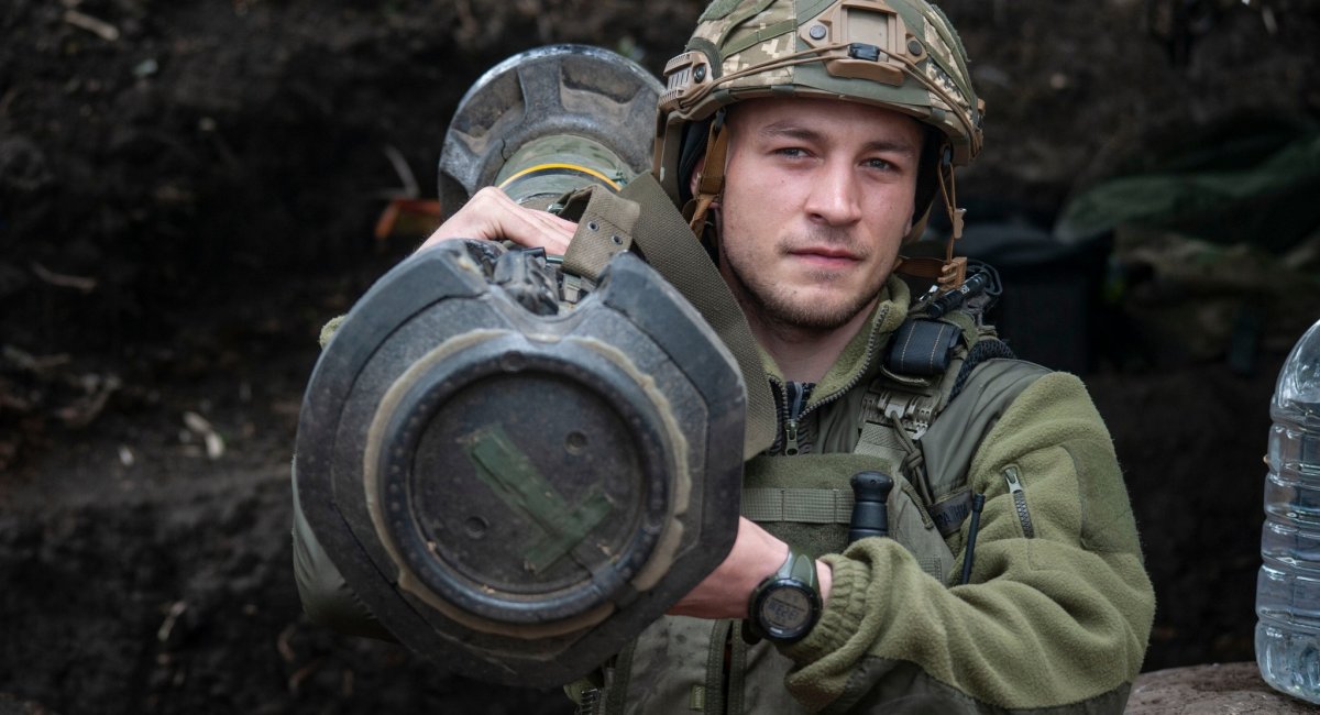 A Ukrainian serviceman holding an NLAW modern anti-tank weapon, What Military Equipment Ukraine Receives from Great Britain, Defense Express