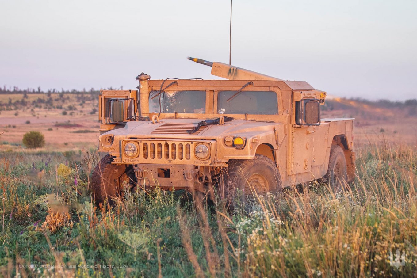 Defense Express / Ukrainian Marines Reveal APKWS Combined With HMMWV to Shell russian Positions (Photo)