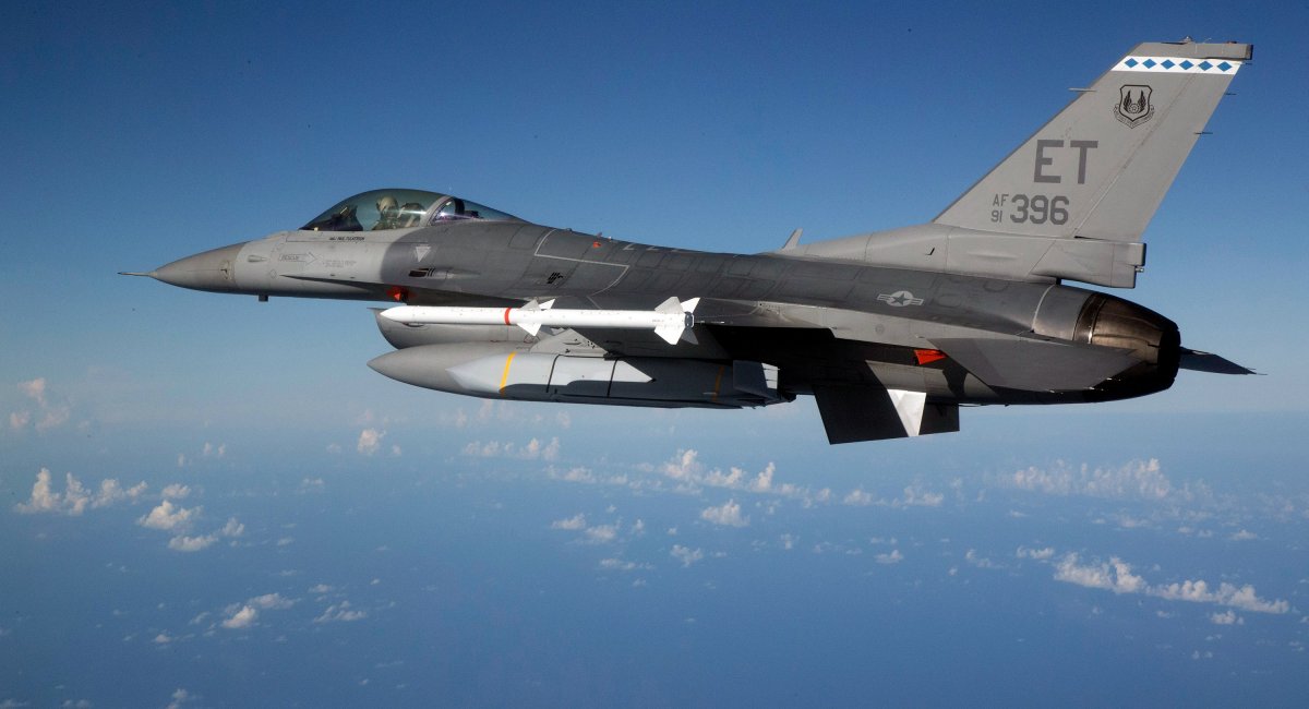 F-16 with a JASSM aboard