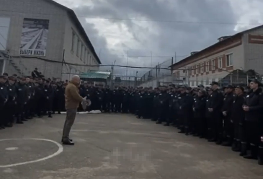 Prigozhin recruiting prisoners in a penal colony