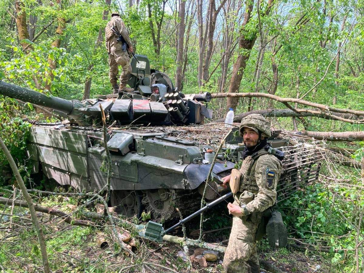 Defense Express / Servicemen of the 93rd Mechanized Brigade on a seized russian Т-72B3 tank / Ukraine’s General Staff Operational Report: russians Train Troops for Reinforements