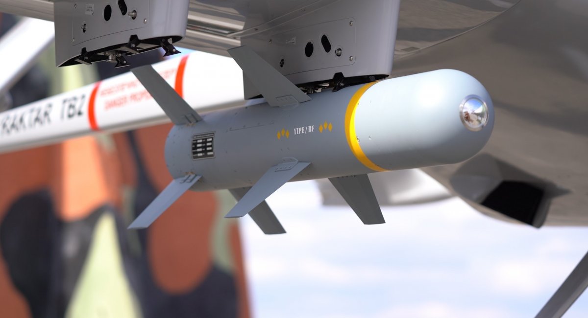MAM-L / Defense Express / Bayraktar TB2 is Back on the Hunt with New Missiles: russian Boat Destroyed
