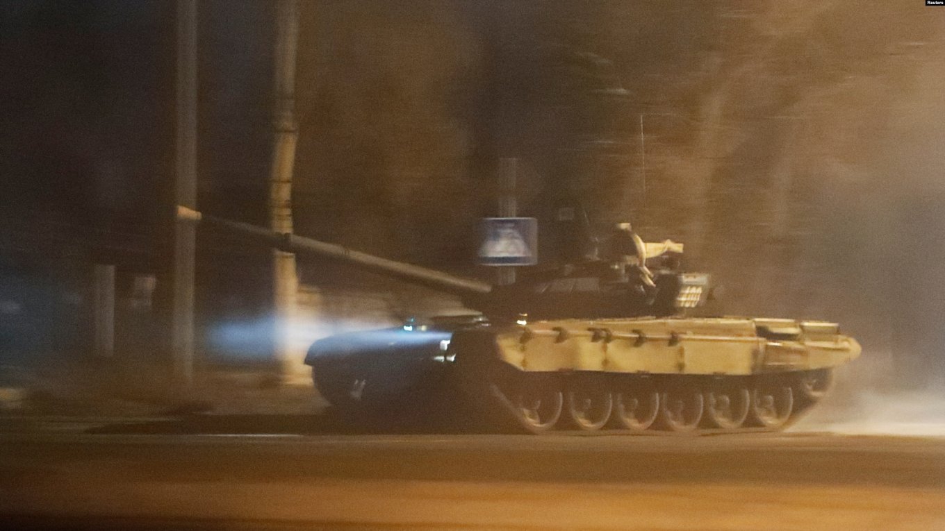 Defense Express / A tank drives along a street in Donetsk on February 22 after President Vladimir Putin ordered the deployment of Russian troops to two breakaway regions in eastern Ukraine following his recognition of their independence / Russia Deployes Forces into Ukrainian Donbas / Radio Liberty / Reuters