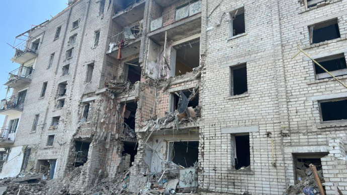 Russian occupying forces have struck a five-storey building in the city of Voznesensk in Mykolaiv Oblast, Saturday, 20 August, Defense Express