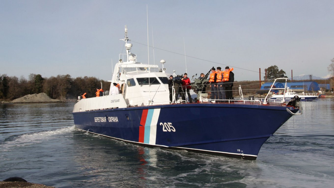 russia Plans to Relocate the Black Sea Fleet Away From Ukraine to Occupied Abkhazia, A boat of the Coast Guard of the Border Service the Federal Security Service of the russian federation in Ochamchire, Defense Express