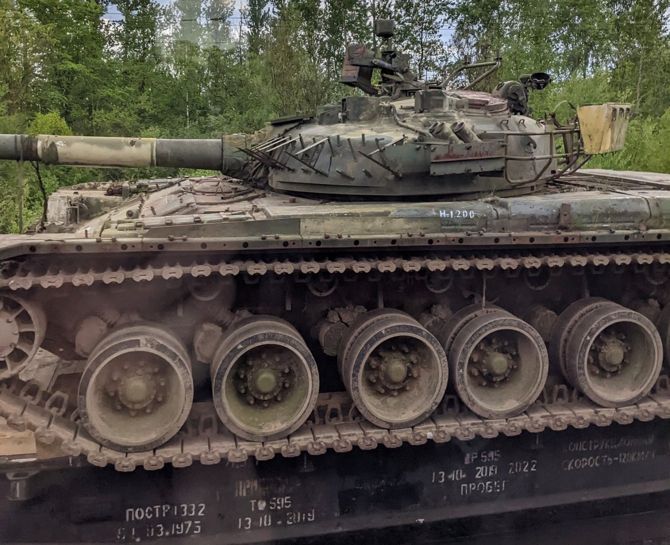 Tanks Overgrown With Weeds Being Taken From Storage In russia: How Long It Takes to Restore Them, Defense Express, war in Ukraine, Russian-Ukrainian war