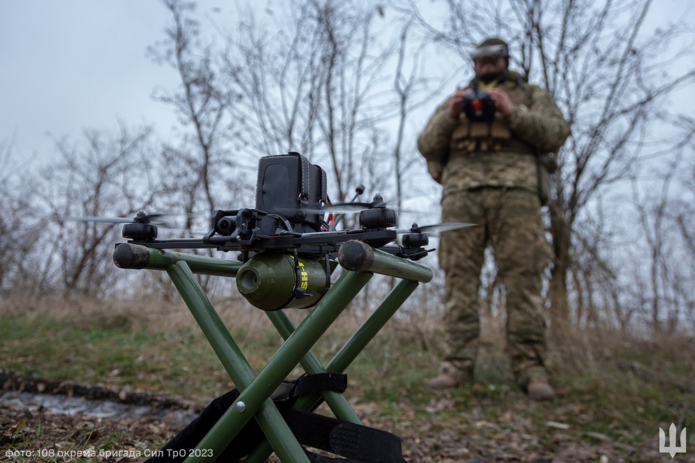 An FPV drone ready for sortie / Defense Express / Ukraine is Developing Swarm Attack Drones Based on A.I. – Media