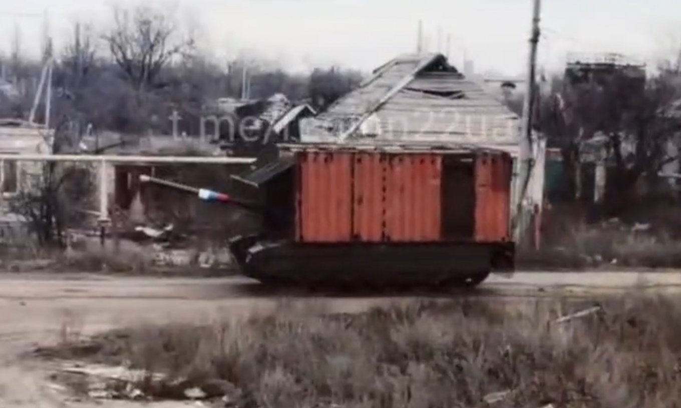 russians Began Install Sea Cans on Tanks, Apparently Seeking to Increase Their Protection, Which Is Rather Doubtful, russian tank of an unknown type with new container on its top