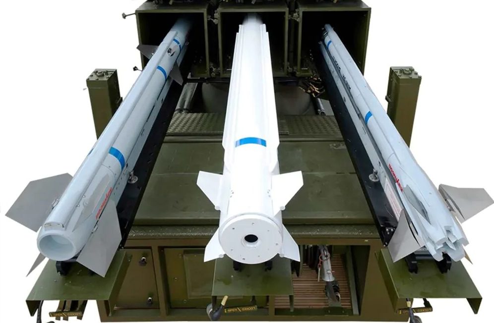 Tên lửa phòng không tương thích với NASAMS, từ trái sang phải: AIM-192 AMRAAM, AMRAAM-ER và AIM-9X Block II Sidewinder