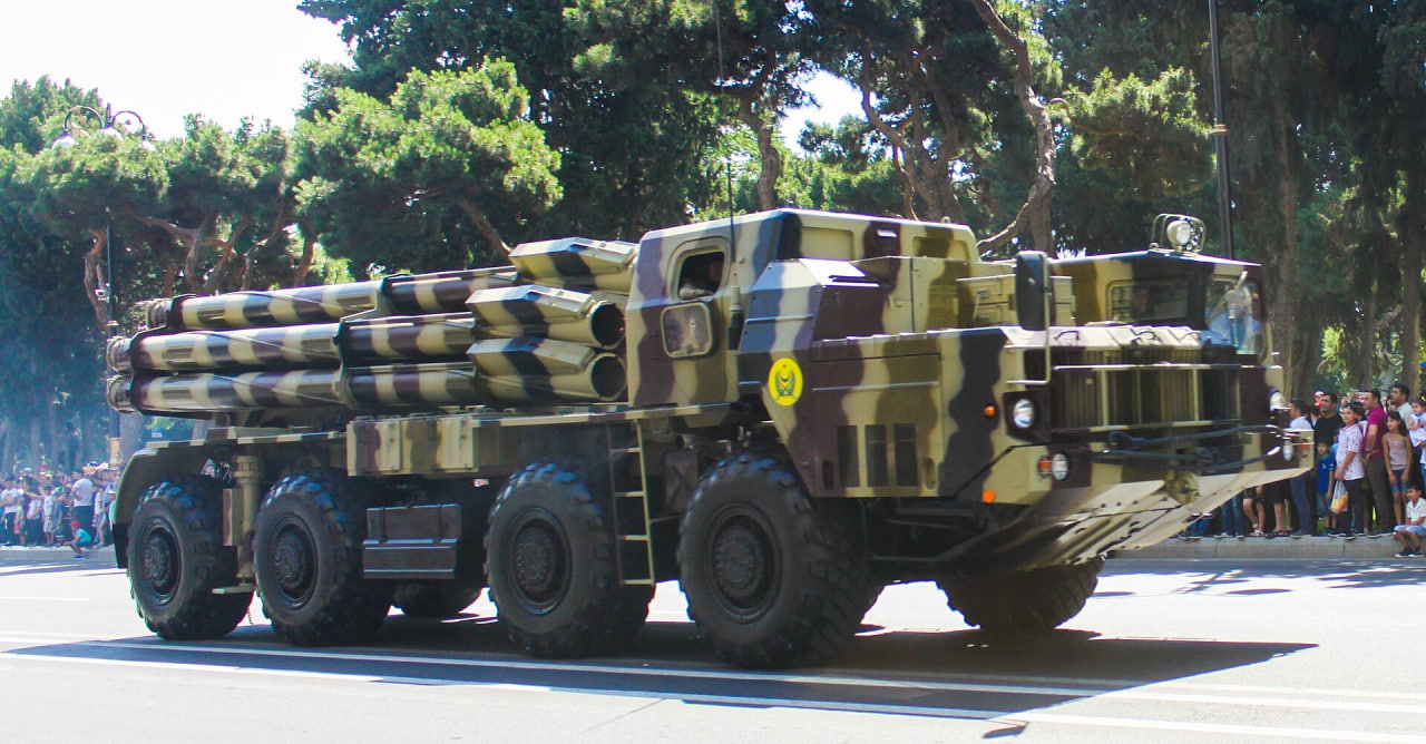 Azerbaijani BM-30 Smerch MLRS / Defense Express / Azerbaijan Considers Lifting Embargo Military Aid to Ukraine: What Weapons Baku Could Send