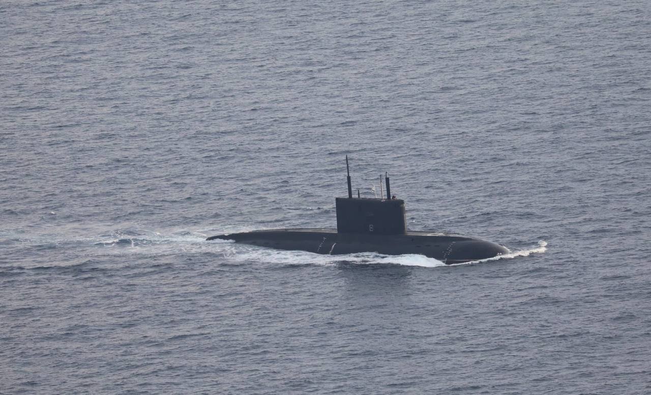 B-261 Novorossiysk submarine leaves the waters of the Mediterranean Sea, January 2025 / Defense Express / russia Withdraws Its Only Submarine-Kalibr Missile Carrier From Tartus, Syria