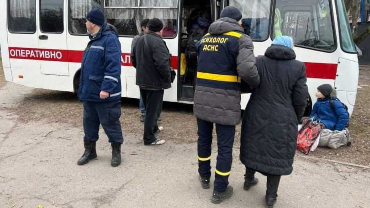Recent photo of the evacuation of civil citizens from Sumy, Defense Express, Day 15th of Ukraine's Defense Against Russian Invasion