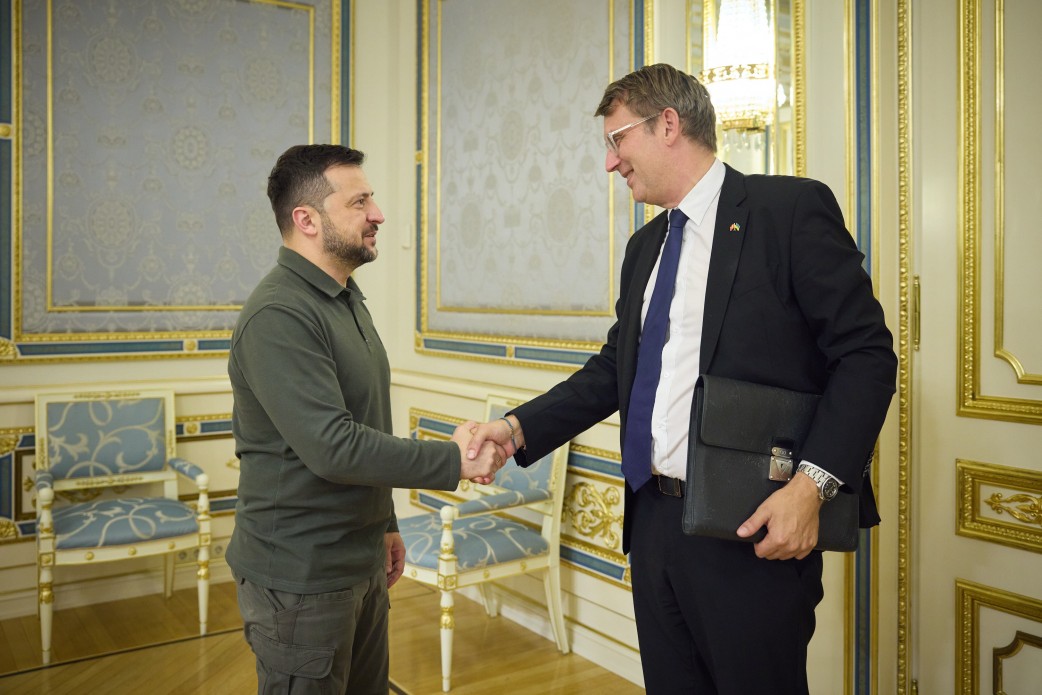 Ukrainian President Volodymyr Zelenskyy held a meeting with Minister of Defence of the Kingdom of Denmark Troels Lund Poulsen, October 2023, Defense Express
