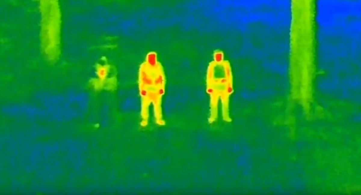 Ukrainian soldiers in the view of a thermal imager during a test of the new thermal camouflage