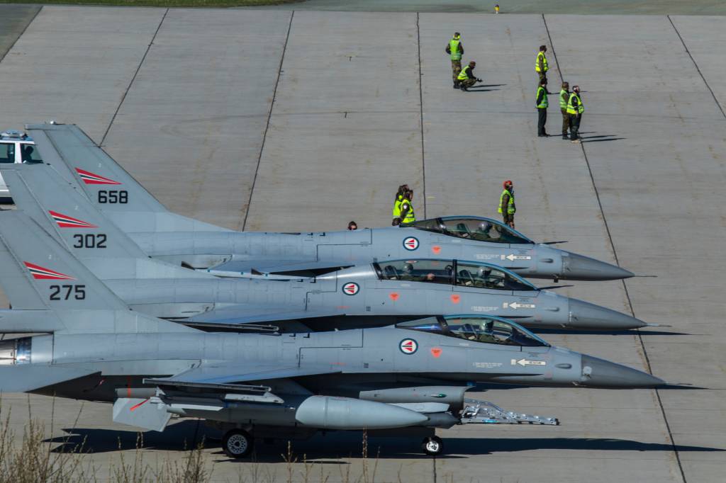Norwegian F-16 / Defense Express / How Many Combat-Capable F-16s Ukraine Can Get From Norway