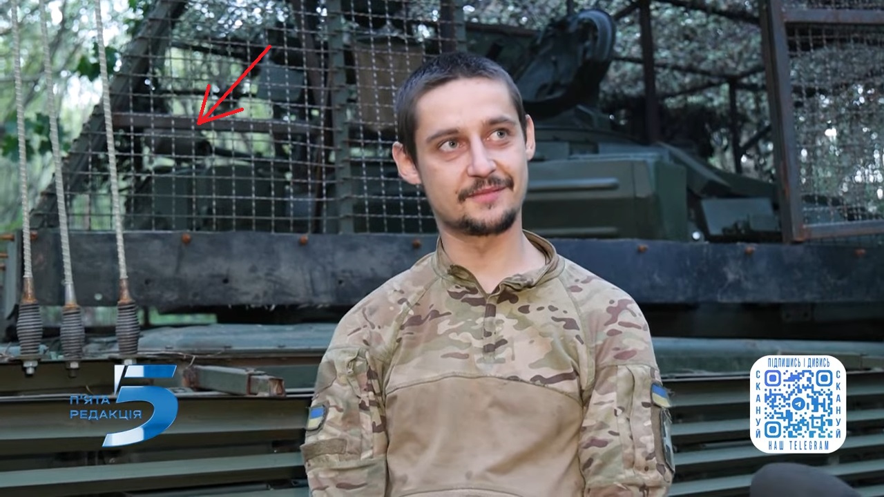 Red arrow marks the folded laser warning system on the M-84A4 Snajper