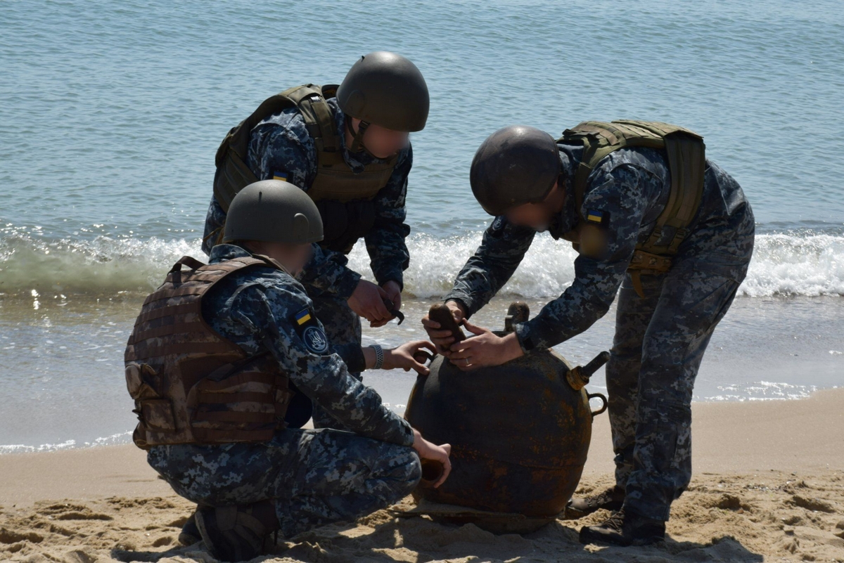 russian Occupiers Lay Mines in Water Area of the Black Sea, Defense Express