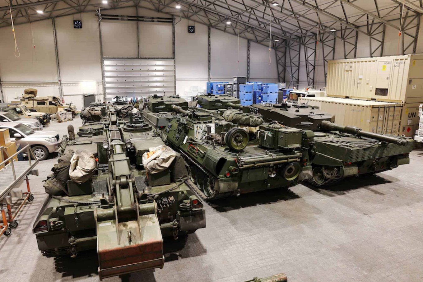 Norwegian Bergepanzer 2 ARVs and NM189 Ingeniorpanservogn engineer vehicles before transportation to Ukraine / Photo credit: Norwegian Armed Forces