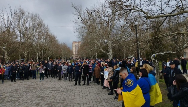 Kherson residents hold peaceful rally against Russian aggression, Defense Express, war in Ukraine, russia-Ukraine war