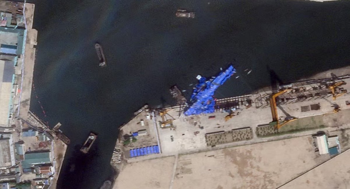The Choe Hyon–class destroyer from the early days since the accident, when it was still capsized / Defense Express / North Korea Rebalanced the Capsized 5,000-Ton Destroyer: With Manual Labor, Ropes, and Balloons